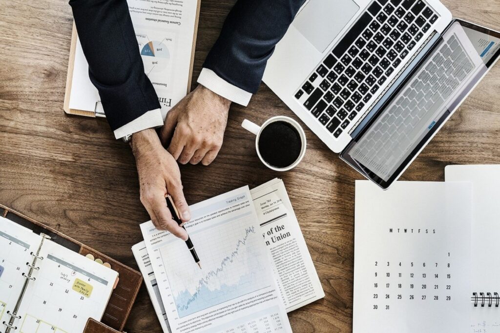 What are the advantages of using a broker to obtain a mortgage?