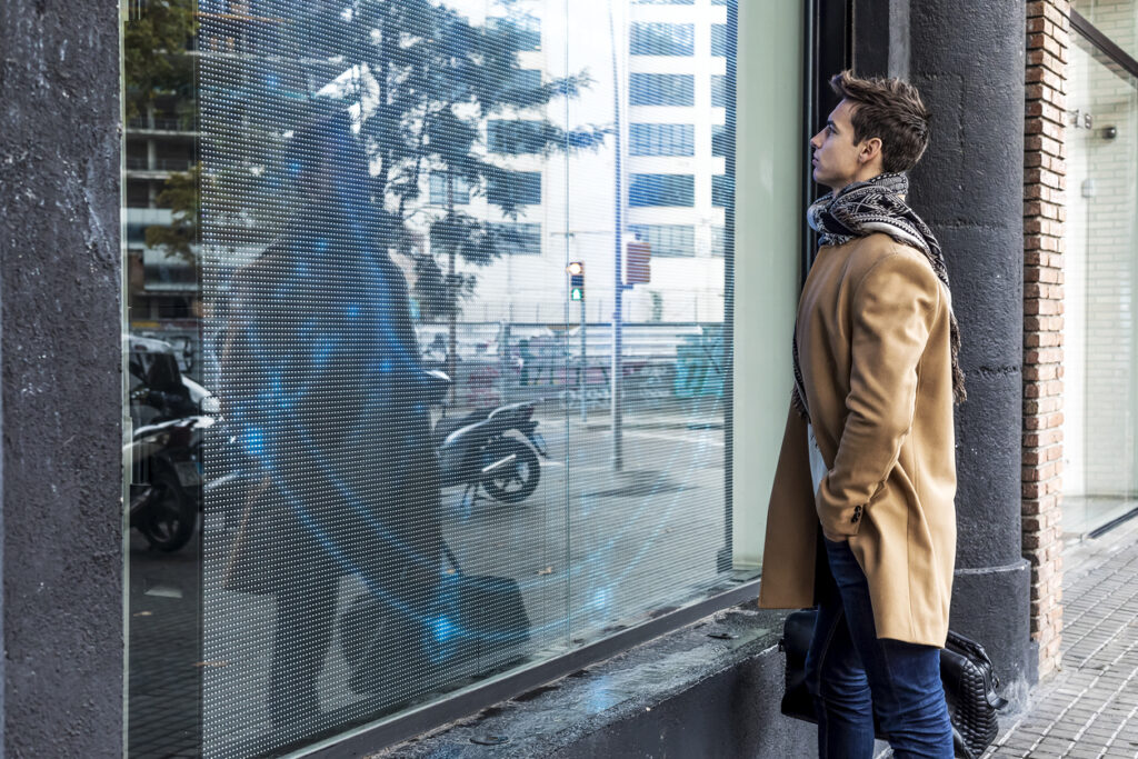 Innovation en entreprise avec &eacute;crans vitrines et bornes interactives.