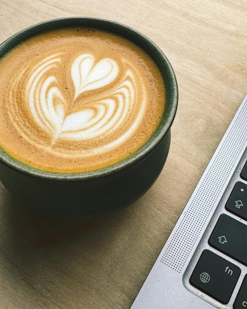 Flat White dans une tasse